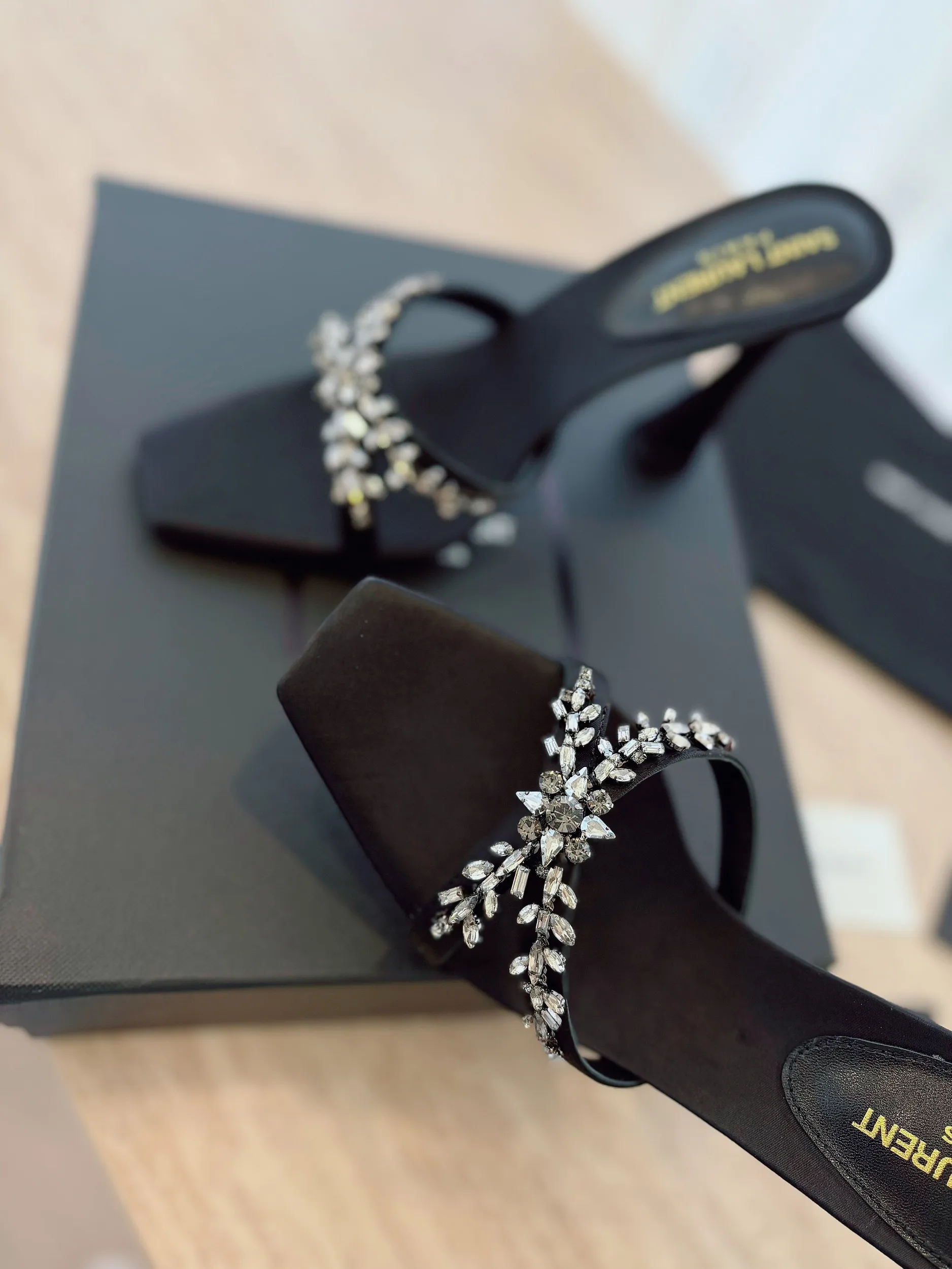 👟👟Ex-factory price 540👟👟 High version "SAINT LAUREN*" Saint Laurent YSL 25ss/spring and summer new catwalk style large rhinestone high-heeled shoes and sandals. Only YSL understands women's hearts best and does not accept refutation. It is a super invincible feminine artifact and a must-have for women (z-product full-body customization, own molded hardware accessories, perfect consistency). Compare the differences between pictures and goods on the market. ✔Upper: Customized imported calf patent leather/silk ✔Lining: Imported 🐑sheep leather ✔Sole: Imported genuine leather outsole ✔Heel height: 10.5cm ✔Number of yards: 35-39 (40 can be customized and non-returnable) (Full set of packaging)